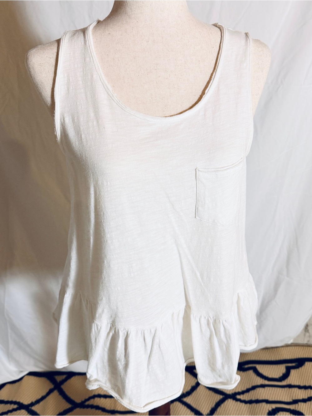 Anthropologie eri+ali White Ruffle-Hem Pocket Tank.‎ Boho chic, festive, summery